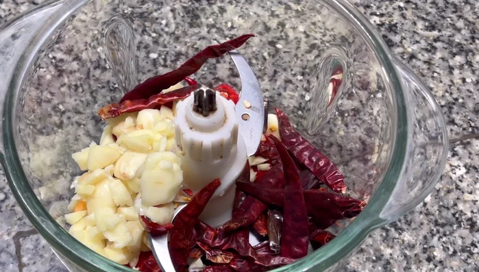 Blend garlic, red chili peppers, and dried chili peppers to your desired consistency. (A little rough but not too fine is recommended)