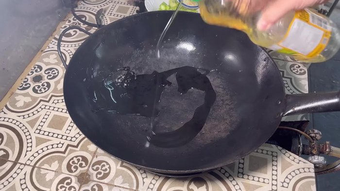 Put the pan on medium heat. Add oil (not too much).