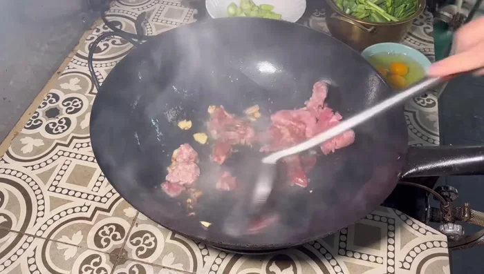 Add marinated pork neck (marinated with sugar and oil).