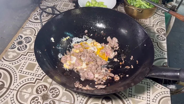 Add thin fresh noodles.