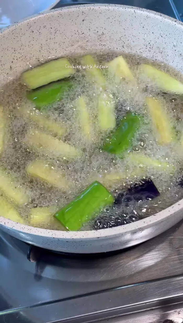 Prepare the minced pork and other ingredients.