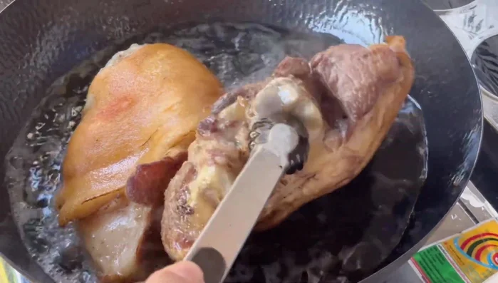 Fry the skin side again for another 10 minutes. Repeat this process, always maintaining medium-low heat to prevent burning.