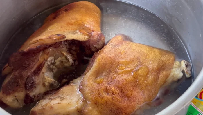 Add plain water, coconut sugar, white sesame, chupang, mushrooms, salt, and 5 heaped tablespoons of Ovaltine powder to the pot with the pork legs.