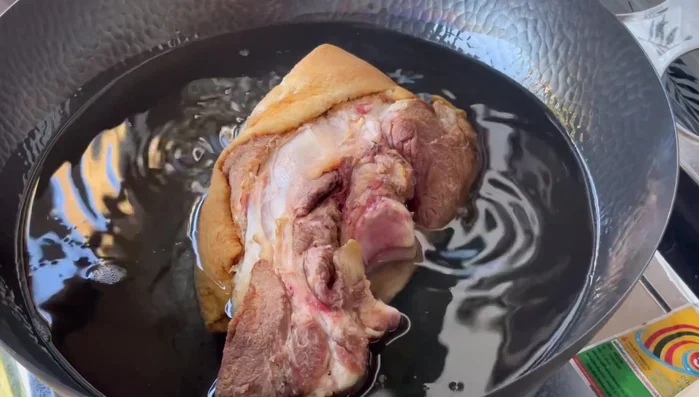 Heat a pan with a bit of oil over medium-low heat. Fry the pork legs, skin-side down, for about 10 minutes, squeezing out excess fat. Flip and fry the meat side for 5 minutes.