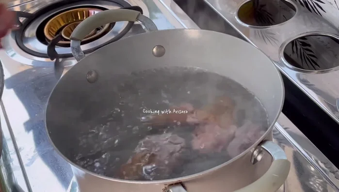 Add the boneless pork leg (850 grams) to the boiling water. Stir hard.