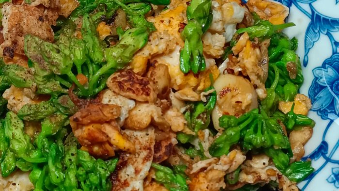 Prepare the Dok Khaojor and other vegetables. Wash and cut them into bite-sized pieces.