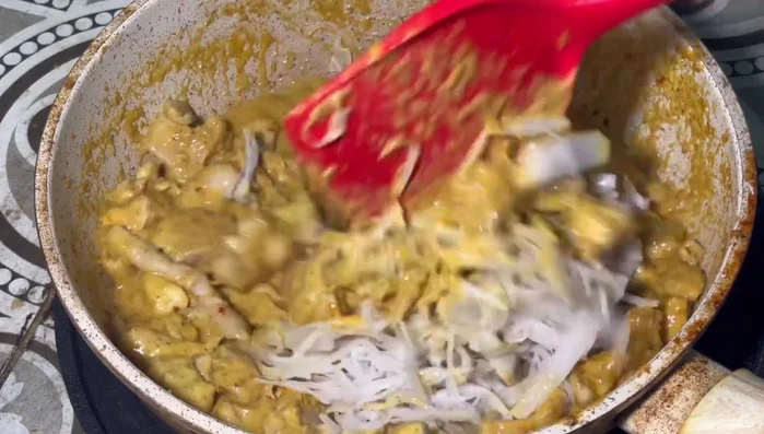 Add pickled bamboo shoots (washed and squeezed). Season with coconut sugar and fish sauce (carefully, as the curry and bamboo shoots are already salty). Add a little bit of water to adjust the thickness.