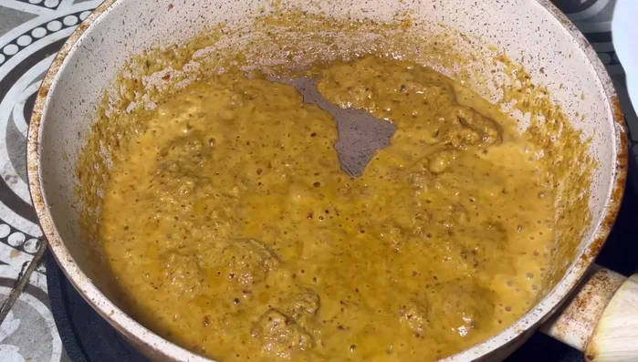 Stir-fry the coconut milk until it separates and becomes fragrant. When the curry paste is fragrant, add the chicken. Cut it up and stir-fried it together. Stir-fry until our chicken is cooked.