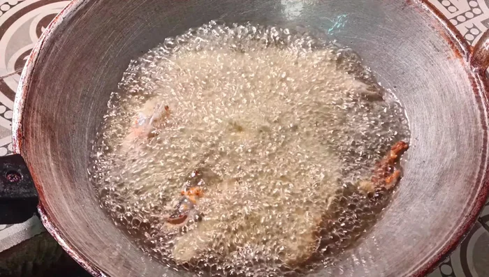 Use a spatula to gently separate the fish. (109.04)