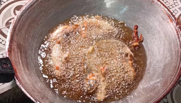 Flip the fish and fry the other side until golden brown and crispy. (118.38)