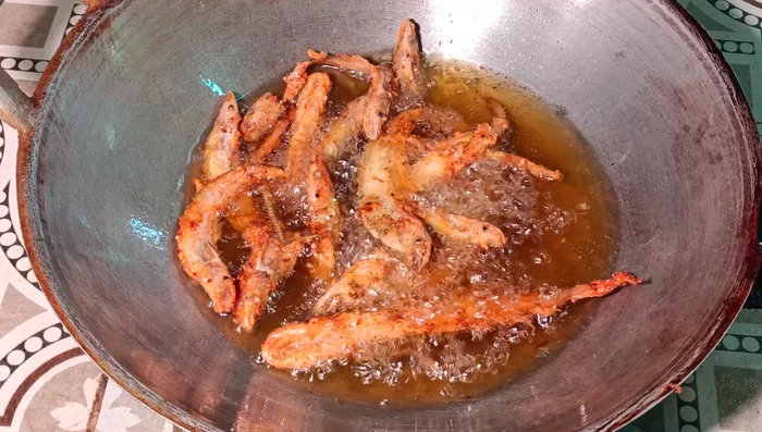 Once cooked, remove the fish from the pan. (159.66)