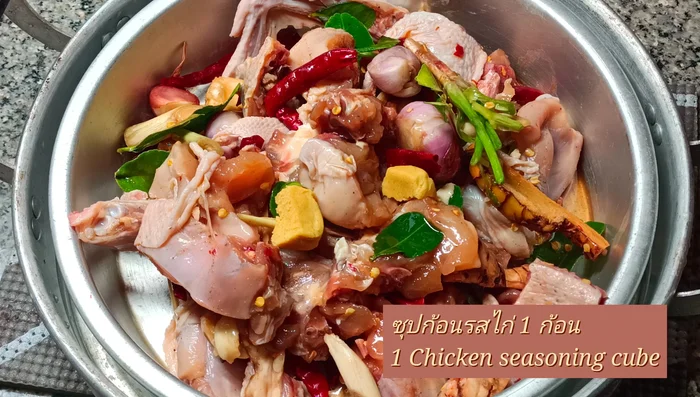 Place the marinated chicken and vegetables (betel leaves, basil, watercress) in the steamer.