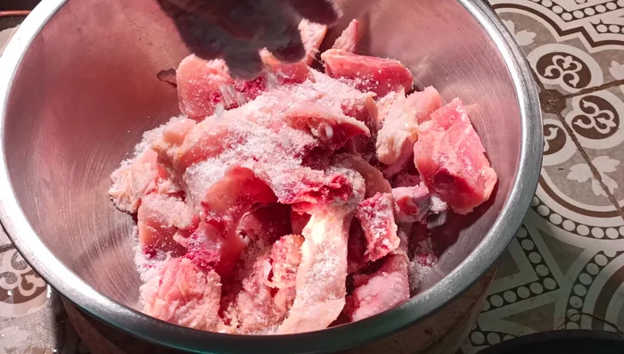 Wash the chicken thoroughly with salt to remove mucus and smell. Rinse twice with plain water.