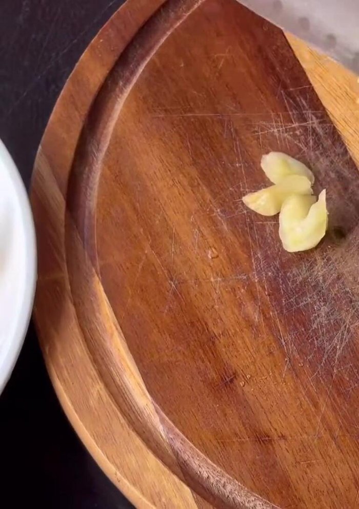 Wash the pickled cabbage 1-2 times, squeeze out excess water, and chop into small pieces.