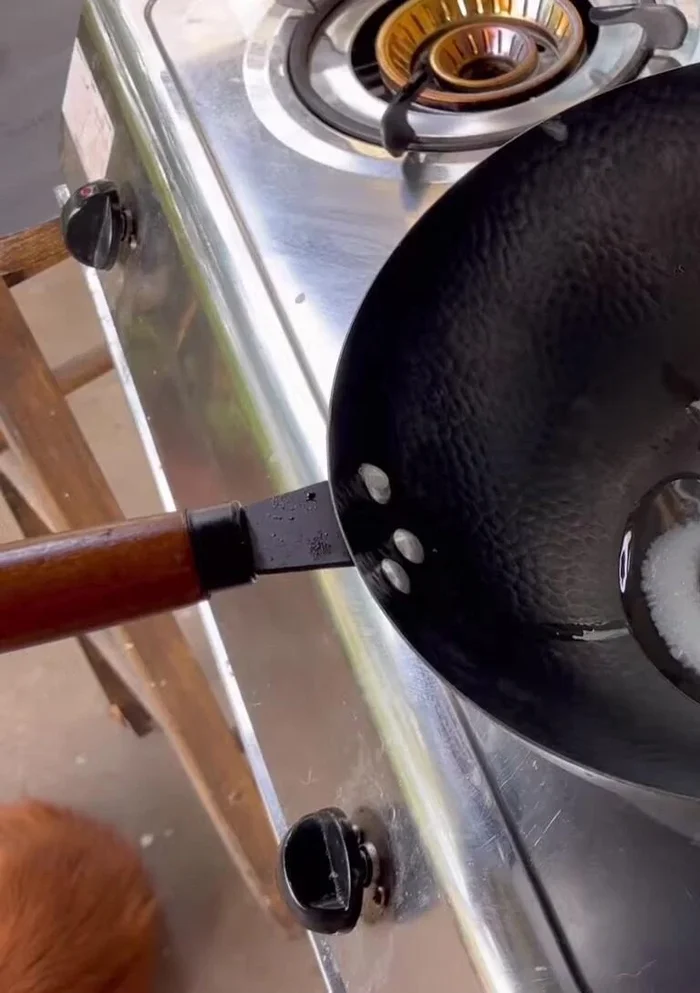 Heat the pan with cooking oil (lard recommended) over medium heat.