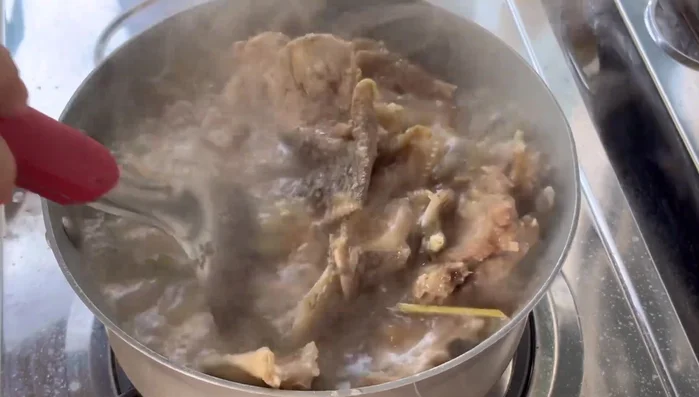 Heat oil in a pot, then saute garlic, chili, and ginger until fragrant. (Implied)