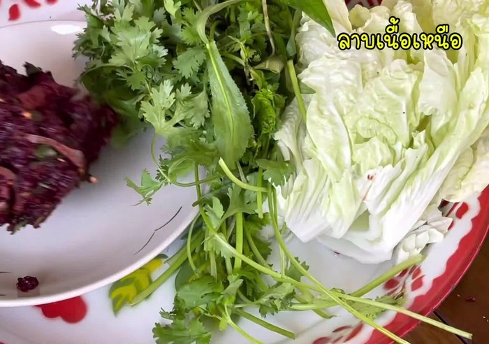 Mix the minced meat with the herb paste, lime juice, fish sauce, and roasted rice powder. Adjust the seasoning according to your preferences. (This is heavily implied)