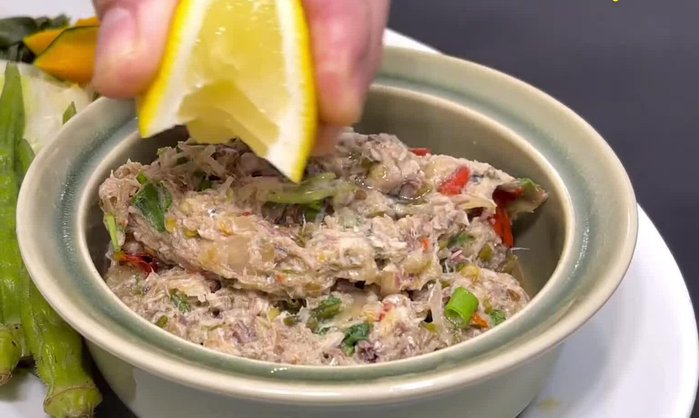 Prepare the mackerel: Clean and remove the head and bones of the fresh mackerel. This step is implied by the audio, the exact preparation is not specified.