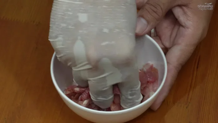 Cut pork into pieces. Marinate with white sesame and a little white soy sauce to enhance aroma. (100)