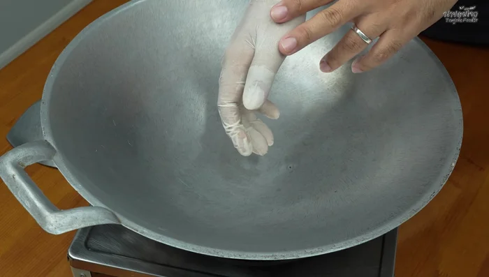 Heat the pan. Add oil, then garlic. (133.92)