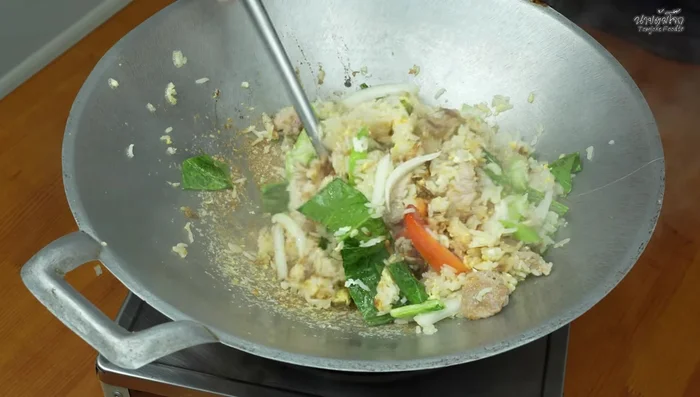 Stir-fry until fragrant and the desired color is achieved. (352.759)