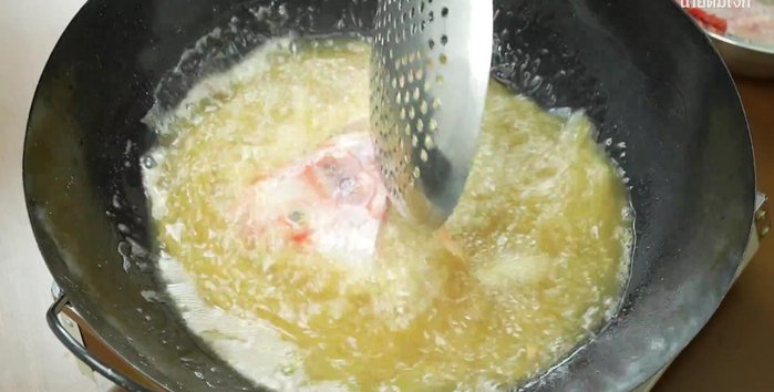 Set aside the fried tilapia.