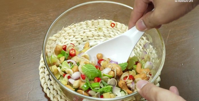 Add the cashew nuts and mint leaves to the sauce.