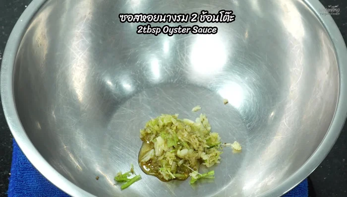 Marinate the pork ribs with the pounded mixture, fish sauce, oyster sauce, white soy sauce, pork seasoning powder, sugar, and salt. Marinate for 30 minutes to 1 hour.