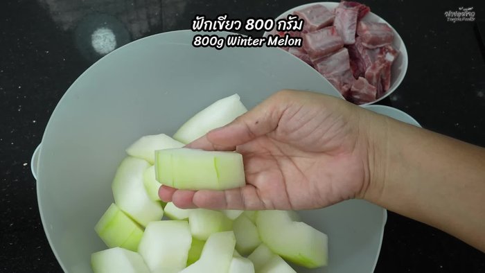 Prepare the ingredients: Cut the winter melon into suitable sizes, not too small to prevent it from becoming mushy during cooking. Cut the pork ribs into pieces.
