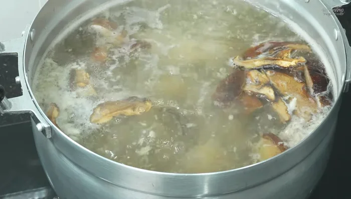 Add the soaked and cut shiitake mushrooms and winter melon to the pot.