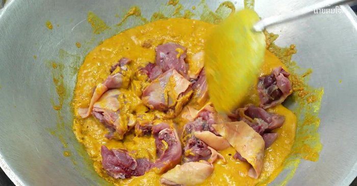 Add chicken and chicken giblets, stir-frying until they start to cook.