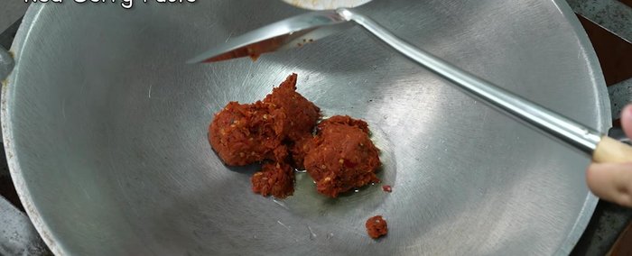 Heat a little oil in a pan. Add curry paste and stir-fry until fragrant. Dry it slightly over low heat.