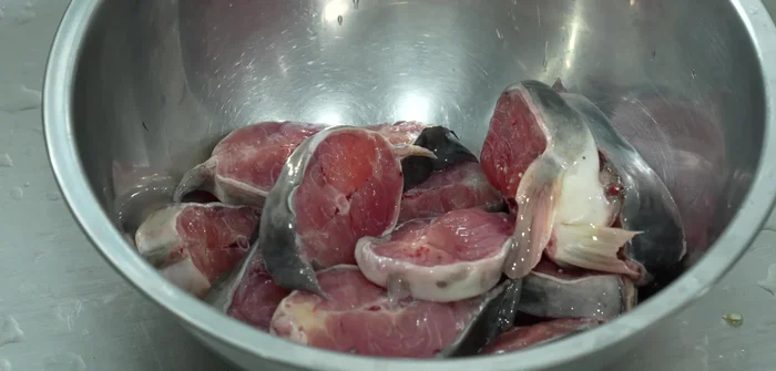 Cut the catfish into pieces and mix with salt to remove the fishy smell. Rinse thoroughly 2 times.