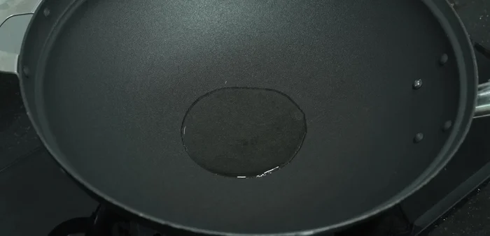 Heat oil in a pan. Add the curry paste and stir-fry until fragrant using low heat.