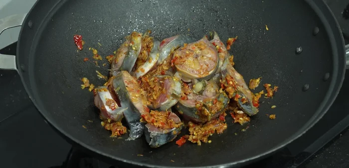 Add galangal and kaffir lime leaves to remove fishy smell and enhance aroma.