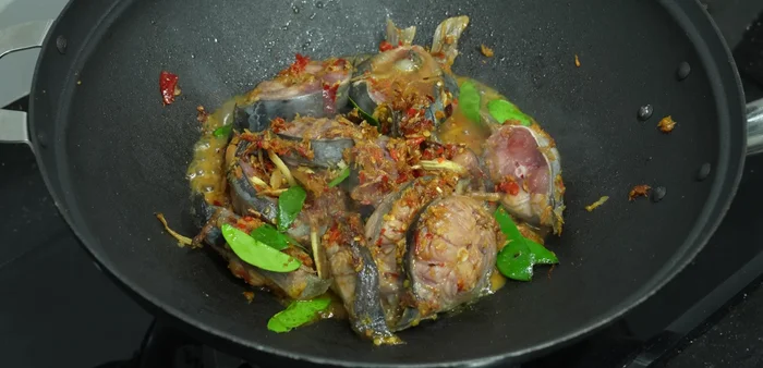 Add the mortar washing water, fish sauce, green-capped soy sauce, seasoning powder, and oyster sauce. Mix well.