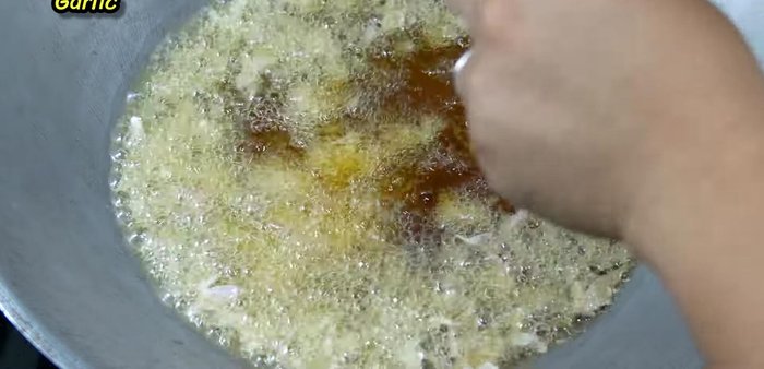 Heat oil in a frying pan. Fry the garlic first until golden yellow, but be careful not to burn it. Set aside.