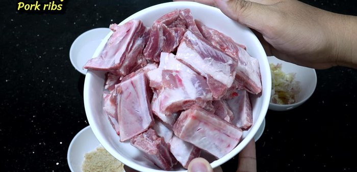 Cut the pork ribs into pieces. Wash and keep them.
