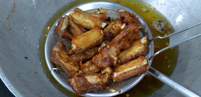 Remove the fried pork ribs from the pan and drain excess oil using oil absorbent paper or a rack. Sprinkle with the fried garlic before serving.