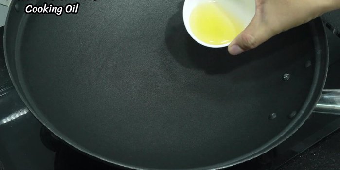 Heat oil in a pan. Stir-fry the pounded chili and garlic until fragrant and slightly yellow.