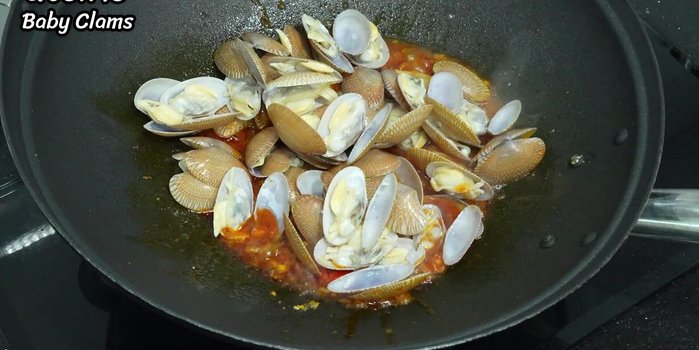 Add the boiled clams and stir-fry.