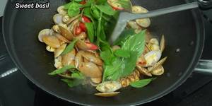Spicy Stir-fried Instant Noodles with Clams - Tom Jok's Recipe