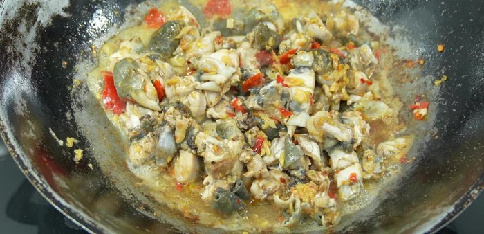 Season with fish sauce and seasoning powder.