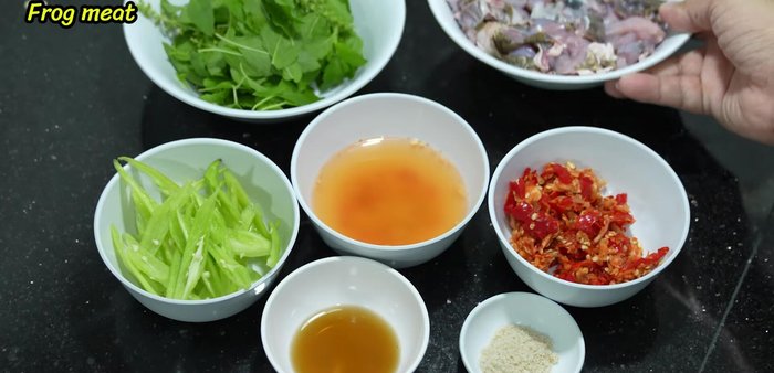 Chop the frogs into pieces, crush them with salt to remove the fishy smell, and let them air dry.