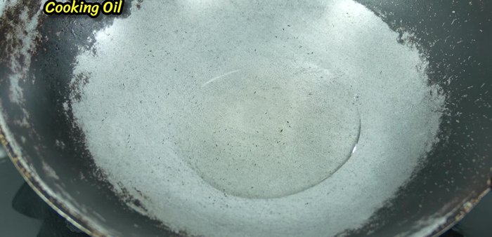 Heat the pan and add oil. Once hot, add the pounded garlic, chili, and peppercorns. Stir-fry over low heat until fragrant and the chilies are cooked.