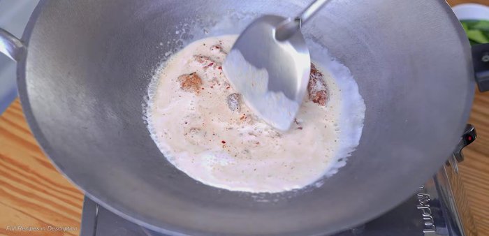 Simmer the curry paste on low heat, stirring continuously, until fragrant. (160.08)