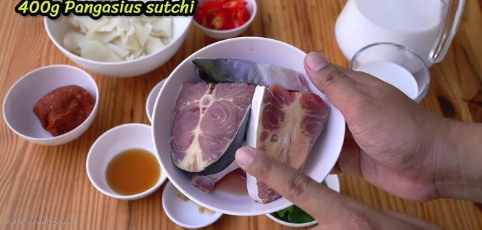 Clean and cut the catfish into bite-sized pieces. Mix with salt to reduce fishy smell. (11.46)