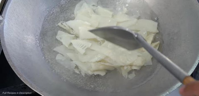 Boil water in a pot. Add the pickled bamboo shoots and boil for 5 minutes. (74.04)