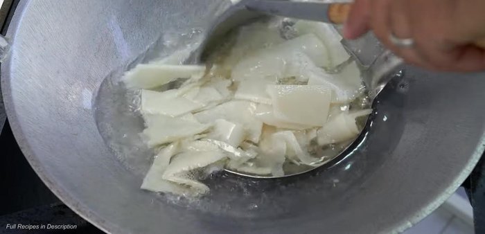 Remove bamboo shoots, drain the water, and set aside. Cut into smaller pieces. (86.06)