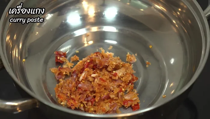 Stir-fry the curry paste in a pan until fragrant.